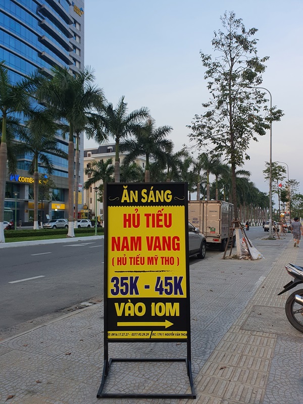 standee khung sắt