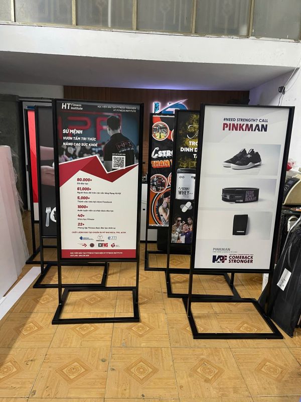 standee chân sắt