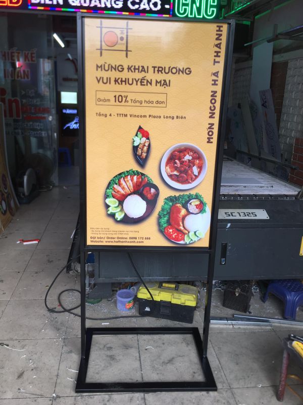 standee chân sắt
