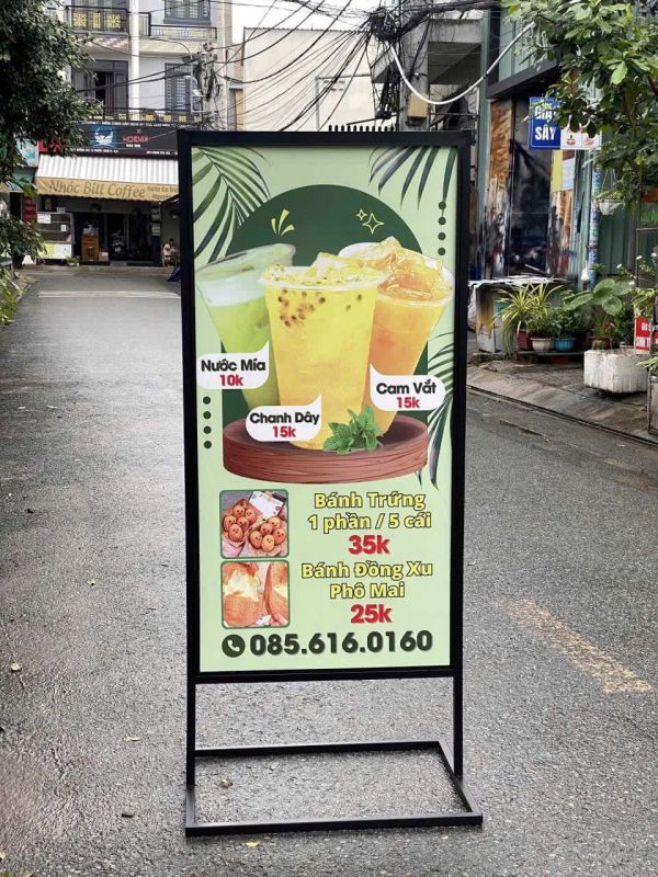 in standee chân sắt