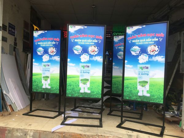 standee khung sắt
